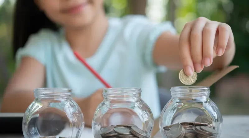 criança na aula de Educação financeira