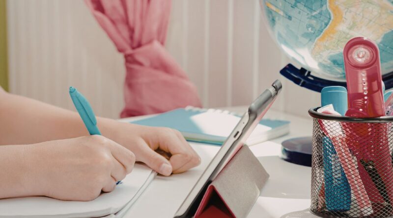 Tablet x papel x Kindle e qual o melhor para reter cansaço visual. Foto: Canva Pro