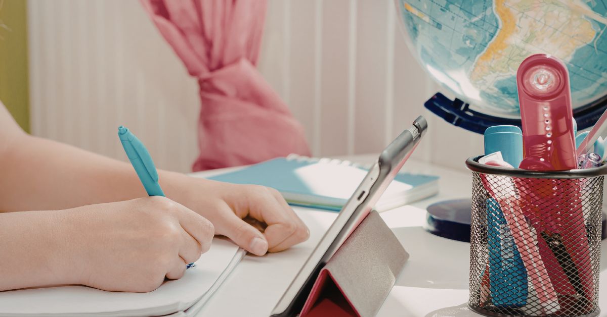 Tablet, papel ou Kindle: qual dos 3 diminui cansaço visual 10 Tablet x papel x Kindle e qual o melhor para reter cansaço visual. Foto: Canva Pro